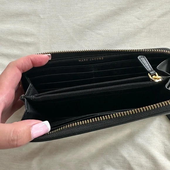 Marc Jacobs Elegant Black Zip Wallet - Picture 7 of 8